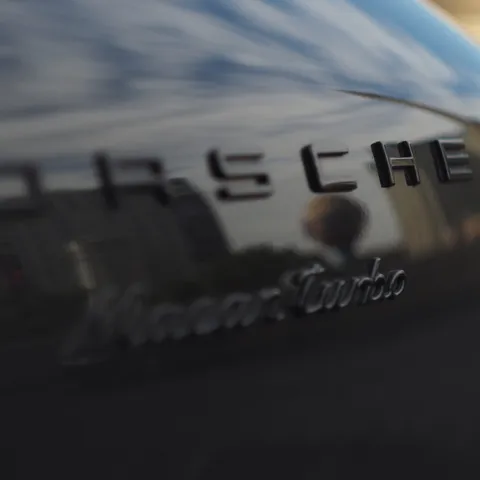 Macan Turbo script, shallow focus